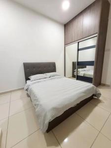 Кровать или кровати в номере Villa near Bukit Indah / Eco Botanic / Legoland / Horizon Hill