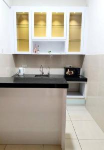 - une cuisine avec des placards blancs et un évier dans l'établissement Villa near Bukit Indah / Eco Botanic / Legoland / Horizon Hill, à Gelang Patah