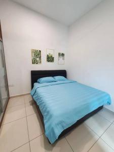 Łóżko lub łóżka w pokoju w obiekcie Villa near Bukit Indah / Eco Botanic / Legoland / Horizon Hill