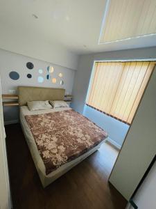 Een bed of bedden in een kamer bij Good place in Batumi
