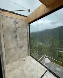 um chuveiro num quarto com uma grande janela em Pano Blueberry em Namlisevi