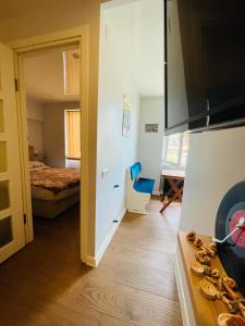 een kamer met een bed en een keuken bij Good place in Batumi in Batoemi