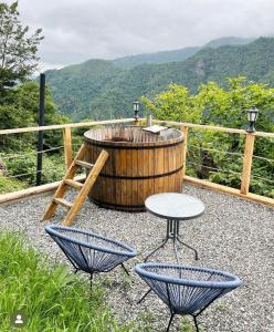 a hot tub with two chairs and a table at Pano Blueberry in Namlisevi