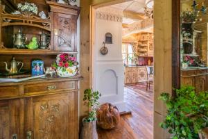 - une cuisine avec des placards en bois et un comptoir fleuri dans l'établissement Bajkowy domek, à Kościelisko