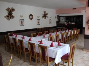 Reštaurácia alebo iné gastronomické zariadenie v ubytovaní Restaurace-Pension-Vinařství U Šťastných