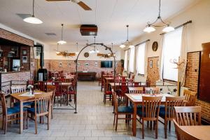 Reštaurácia alebo iné gastronomické zariadenie v ubytovaní Restaurace-Pension-Vinařství U Šťastných