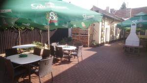 Reštaurácia alebo iné gastronomické zariadenie v ubytovaní Restaurace-Pension-Vinařství U Šťastných