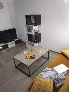 TV a/nebo společenská místnost v ubytování New apartment Vir, 200m from beach + 15 fotografií