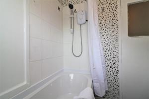 Signature - Troon View tesisinde bir banyo