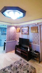  Il comprend un salon doté d'une télévision murale à écran plat. dans l'établissement Cubao Quezon city Transient condo unit, à Manille