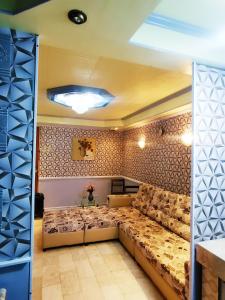 - un salon avec un grand canapé dans l'établissement Cubao Quezon city Transient condo unit, à Manille