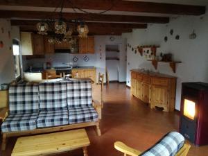 un soggiorno con divano e una cucina di Colmel dei Busini a Canal San Bovo