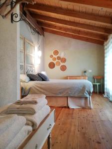 Rúm í herbergi á B&B Cà Montemezzano