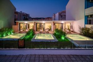 Bazén v ubytovaní Villa Dorra Coast Suites alebo v jeho blízkosti
