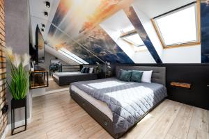 sypialnia z łóżkiem i sufitem z obrazem w obiekcie Relaxroom Szmaragd w Redzie