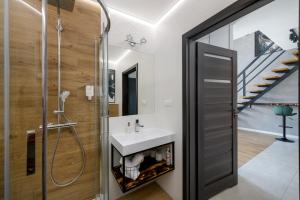 łazienka z umywalką i prysznicem w obiekcie Relaxroom Szmaragd w Redzie +7 zdjęć