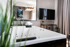 Telewizja i/lub zestaw kina domowego w obiekcie Relaxroom Szmaragd