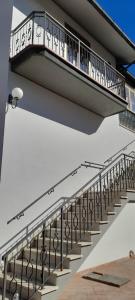 een balkon met een trap aan de zijkant van een gebouw bij La terrazza di Elena in Abbadia San Salvatore