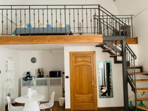 Pokój ze spiralnymi schodami, stołem i klatką schodową w obiekcie B&B Verdi w mieście Brindisi