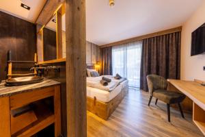 TV a/nebo společenská místnost v ubytování Herz3 Hotel Bar Restaurant Trattoria