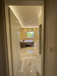 uma vista para um quarto com uma cama e um corredor em Esposito Guest House em Procida