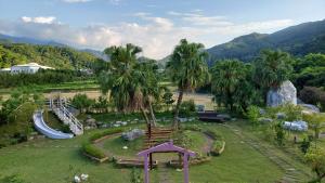 um parque com parque infantil e escorrega em Fu Chuan Garden em Nanzhuang