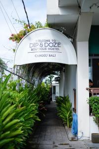 een bord voor een dip en kleurstof boetiekhuis bij Dip & Doze Boutique Hostel in Canggu