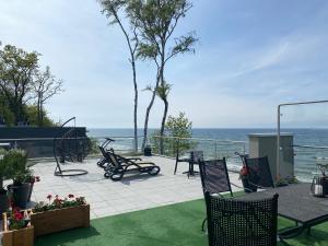 里沃的住宿－Penthouse BlueSky，一个带椅子的海景庭院