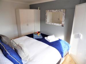 Кровать или кровати в номере Signature Apartments - Stanfield House