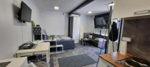 Piccola camera con letto e scrivania. di Gemütliches Tiny Home mit 30m2 inklusive Kochmöglichkeit a Lenzing