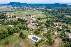 una vista aerea di una tenuta con piscina e una casa di Locanda San Verolo a Costermano