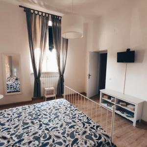 貝內文托的住宿－Appartamento La Rampa，一间卧室设有一张大床和一个窗户。