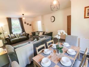 uma sala de estar com uma mesa e um sofá em Woodend em Saltburn-by-the-Sea