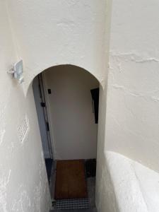Wainscot的住宿－SEMEC luxury apartment，通往带白色墙壁的走廊的入口