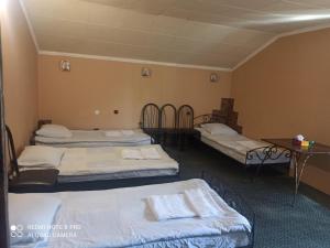 Zagurne的住宿－Ararat，一间设有四张床和一张桌子的房间
