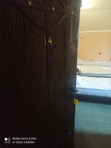 une porte menant à une chambre avec un lit dans l'établissement Ararat, à Zagurne