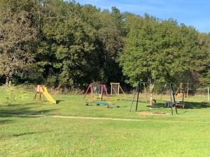 Plac zabaw dla dzieci w obiekcie Chalet 17 tournesol Mauroux