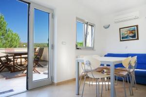 Apartments Rea的阳台或露台