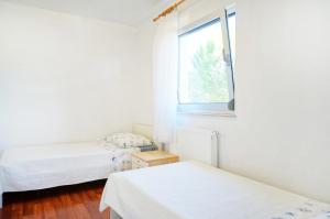 冯塔纳Apartments Rea的有两张床和一扇窗户的卧室