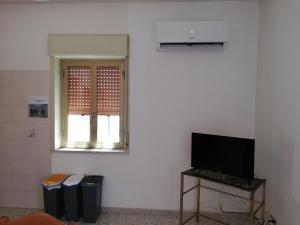 a living room with a television and a window at Appartamento da Anna in Falcone