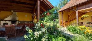 Taman di luar Apartmán U Jezírka
