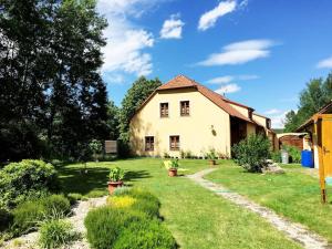 Taman di luar Apartmán U Jezírka
