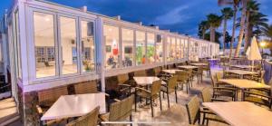 una fila de mesas y sillas en un restaurante en Las Brisas 71, en Playa Blanca