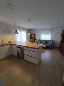 eine Küche mit einer Arbeitsplatte und ein Wohnzimmer in der Unterkunft Alojamiento La Unión in Fuengirola