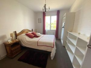 Posteľ alebo postele v izbe v ubytovaní Maison 6 pers avec jardin, WIFI, proche plages et sentier à Perros-Guirec - FR-1-368-344
