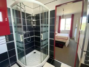 Kúpeľňa v ubytovaní Maison 6 pers avec jardin, WIFI, proche plages et sentier à Perros-Guirec - FR-1-368-344 + 14 fotografií