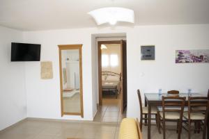 Μια τηλεόραση ή/και κέντρο ψυχαγωγίας στο Granny's house