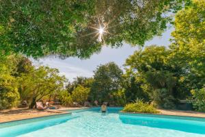 een zwembad in een park met bomen bij Etna Botanic Garden in Mascalucia