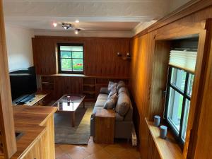 ミッテンヴァルトにあるFerienwohnungen Janaのソファとテーブルのあるリビングルーム