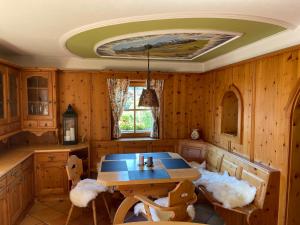 ミッテンヴァルトにあるFerienwohnungen Janaの天井のキッチン(テーブル、椅子付)